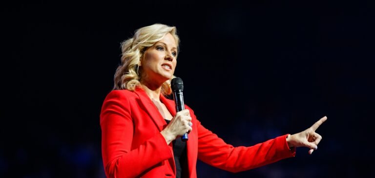 News anchor and LU alumna Shannon Bream shares personal story of persevering through pain, lends career advice to students – Liberty News